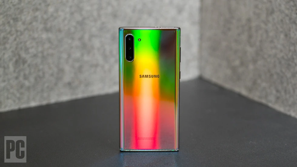 Патентные намеки на Samsung на телефона с двойным экраном с прозрачным дисплеем, обращенным к задней части