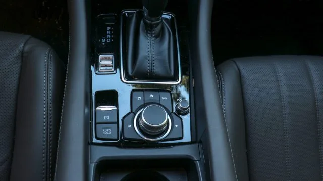 2018 Контроллер кабины Mazda6 Commander имеет кнопки для музыки, навигации и дома. Это не современное состояние, но оно работает.