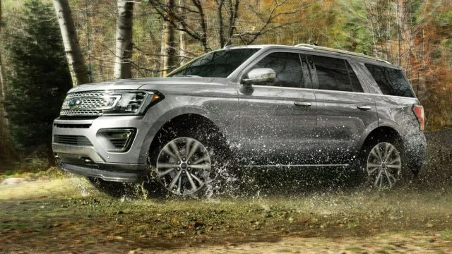 Пакет FX4 дает Expedition некоторые возможности для бездорожья с опорными пластинами, более жесткими шинами и колесами, а также дополнительными функциями управления рельефом. В пакете написано две штуки, но когда вы нажимаете кнопку включения, цена становится 10 большой из-за других необходимых функций.