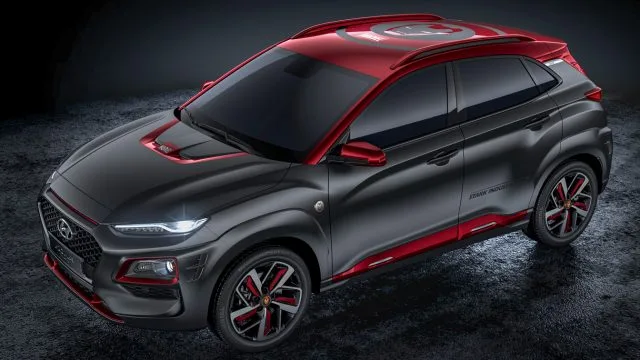 Hyundai дражнило видання Iron Man у Коні 2019 року на ComicCon липня 2018 року. Це співпраця з Marvel Comics з спеціальною фарбою та підписом Тоні Старка (Iron Man) у кабіні. Він надходить у виробництво в грудні з очікуваним постачанням Q1. Конкурент Nissan зв'язався з фільмами "Зоряних воєн" і їздив на це відношення до 400 тисяч продажів для сім'ї "Nissan Rogue", топ для невеликих позашляховиків.
