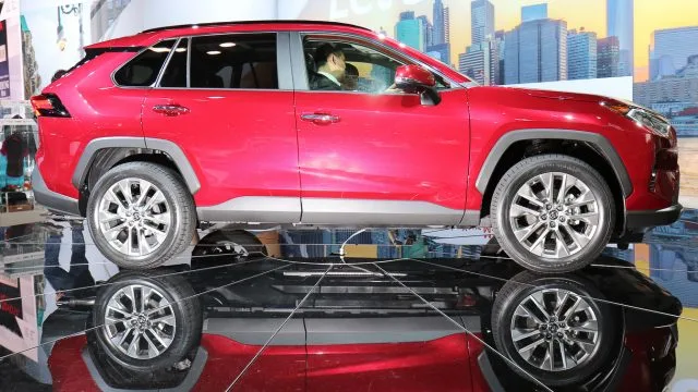 Toyota RAV4 п'ятого покоління 2019 року виглядає більш спортивним назовні і гарніше всередині. Рядок 7- або 8-дюймовий центральний РК-дисплей розміщується на вершині дефекту, завдяки чому з'являються Apple CarPlay, Amazon Alexa та точка доступу Wi-Fi. Там є версію 2.0 серії Toyota Safety Sense, плюс передній або повний привід (з гібридним приходом). В продаж в кінці 2018 року. Toyota RAV4 четвертої покоління став найбезкоштовнішим позашляховиком у США у 2017 році: 407,594 продажі.