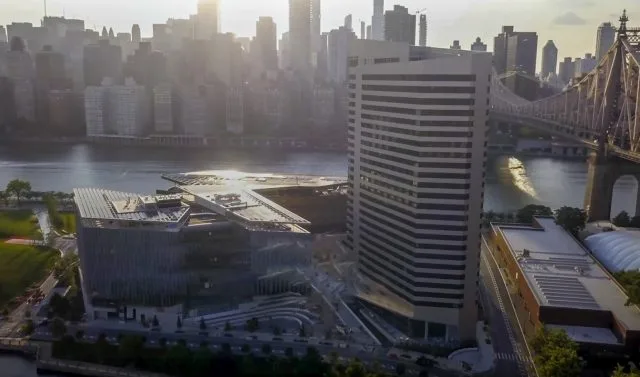 Штаб-квартира Amazon HQ в Нью-Йорке в Лонг-Айленде будет смотреть на новый кампус Cornell Tech в Ист-Ривер с Манхэттеном на заднем плане. (Фото: Cornell Tech. Основное фото: Билл Ховард)