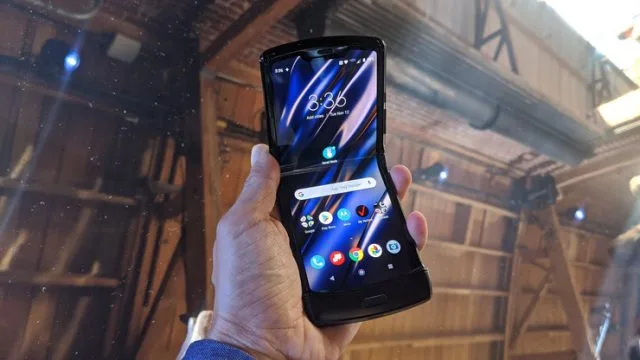 Razr Sharp: хвалили ретро-футуристический складной телефон Motorola