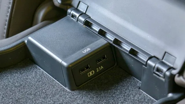 Подпись Mazda6 2018 имеет два дополнительных разъема USB в среднем подлокотнике.