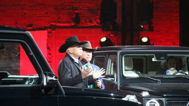2018: председатель правления Daimler Дитер Цетше и Арнольд Шварценеггер представляют Mercedes-Benz G-Class, серьезный внедорожник стоимостью 125 тысяч долларов и выше. Как сообщается, Mercedes потратила более 1 миллиона долларов на реконструкцию театра в центре города для запуска.