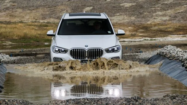 BMW X5 становится лучшим универсальным внедорожником среднего класса (194 дюйма). BMW демонстрирует внедорожные котлы X-cars (внедорожники или SAVs в терминологии BMW) - подъемы на гору, скалы, форсирование потоков. Возьми это, Ленд Ровер. X5 начинается в 62 000 $ для модели с шестью цилиндрами.