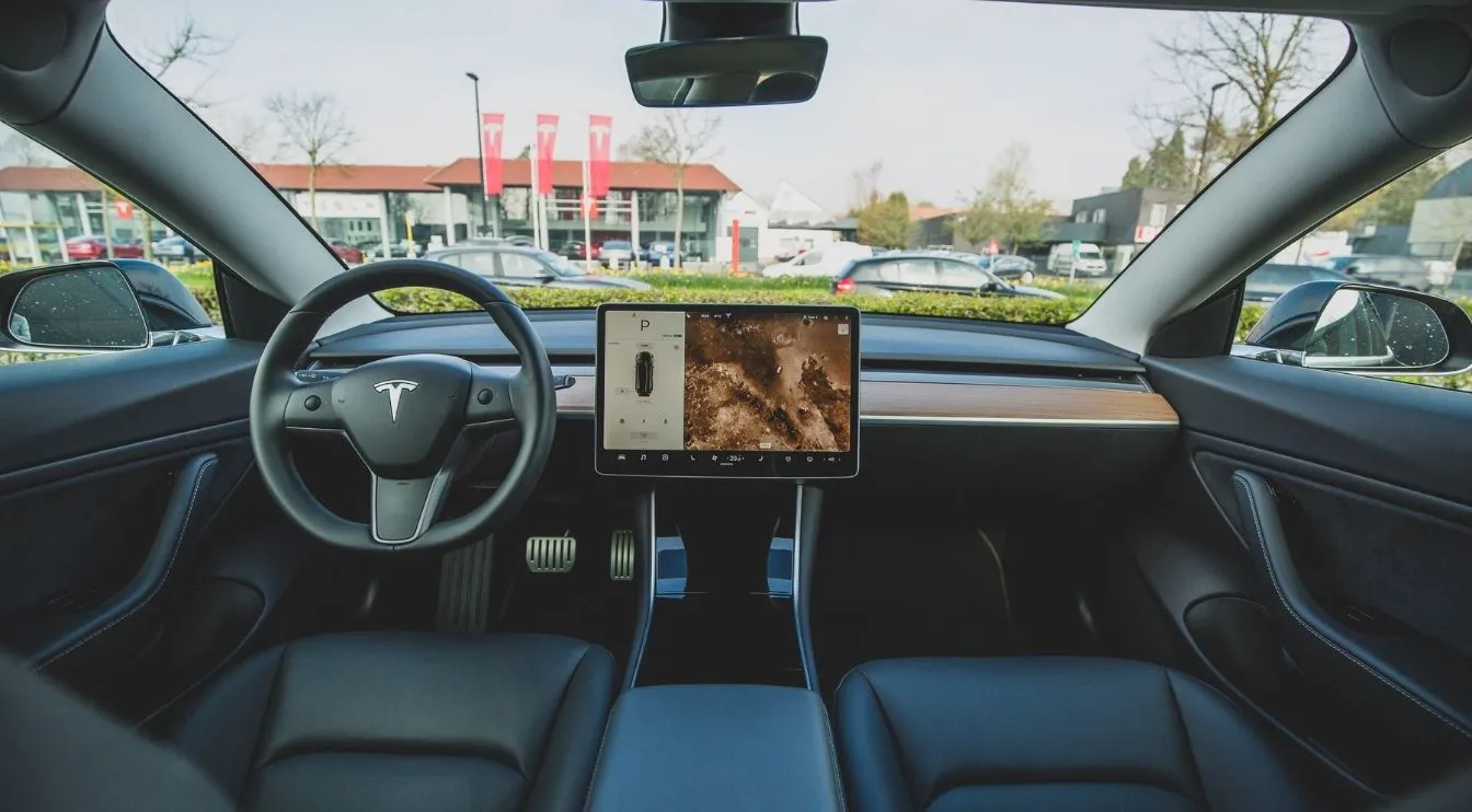 Tesla працівник звільнив для критики технології повної самореалізації Тесла