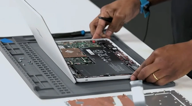 Видео Microsoft Shardown Shows выходит легко отремонтируемая поверхностная ноутбук SE