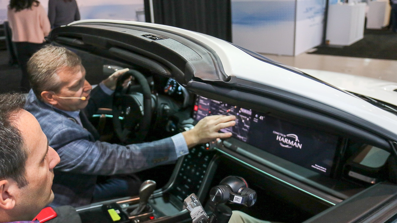 Новий Harman UX (користувальницький досвід) передбачає масив екранів на автомобілях високого класу. Той, з чим водій натягає, щоб досягнути на фото, шириною 28 дюймів. Це забезпечує інформацію для водія та розваги для пасажира. Без кермового колеса, водій буде розтягуватися багато чого.