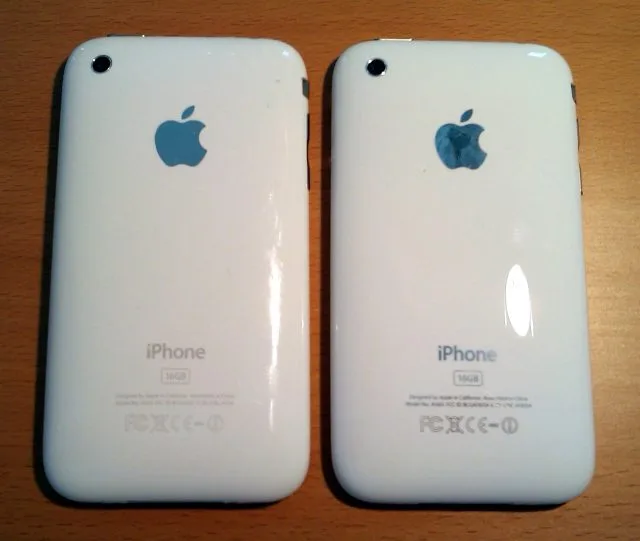 IPhone 3G (ліворуч) біля 3GS (праворуч).