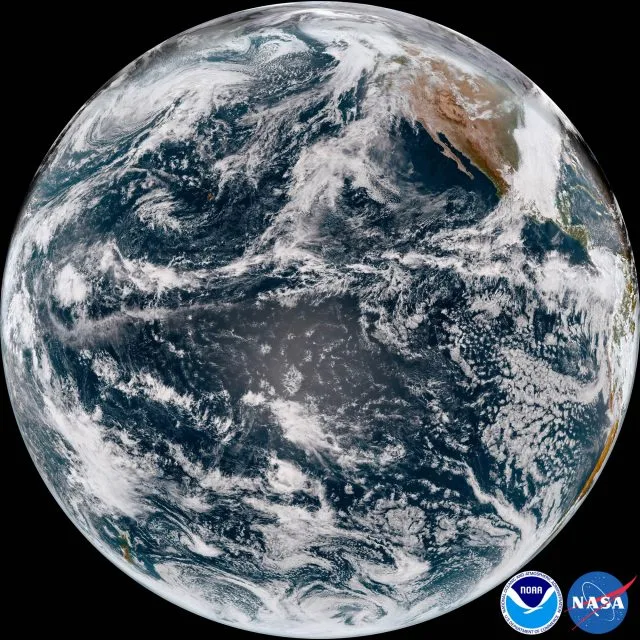 Зображення з повного диску від GOES-17 захоплено з його нової орбітальної позиції на 137,2 градуса західної довготи.