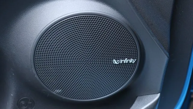 Kona Ultimate, верхня частина лінії, має звукову систему Infiniti. Це робить перемогу в 1200 доларів за порівняно обладнану обмежену (умовну різницю в ціні) ціну.