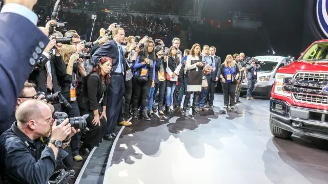 Медиа толпа на сцене на мероприятии Ford NAIAS 2017 года.
