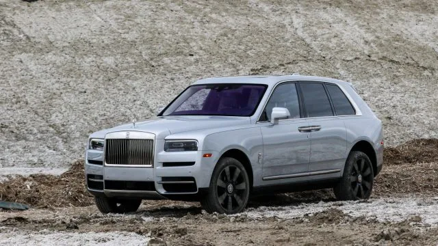 Rolls-Royce Cullinan - это изысканный полноприводный внедорожник, который конкурирует с Bentley Bentayga. он предназначен для бездорожья (не только по подъездным дорогам с гравийным покрытием), проезжает 21 дюйм воды и является моделью тишины, пока вы не включите звук. Он стоит около 325 000 долларов, и это еще не все варианты, такие как задние сиденья, которые складываются из багажа, и плетеный набор для пикника.