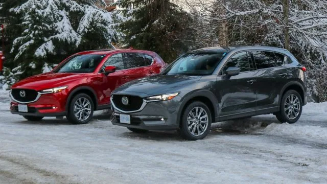 Mazda CX-5 предлагает три премиальные краски: Soul Red Crystal Metallic, $ 595; Машинный Серый Металлик, 300 $; и снежно-белая жемчужная слюда, 200 долларов. Красный примерно такой, какой может быть красный.