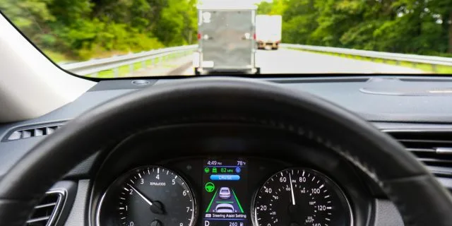 Функции ProPilot Assist отображаются на приборной панели: синий значок означает, что PPA активен. Зеленый руль включает в себя рулевое управление. Сходящиеся вертикальные зеленые линии означают, что камера видит как левый, так и правый маркеры дорожного покрытия. И значок автомобиля показывает, что адаптивный круиз-контроль заблокирован на автомобиле впереди, так как он расхаживает по скорости переднего бегуна.