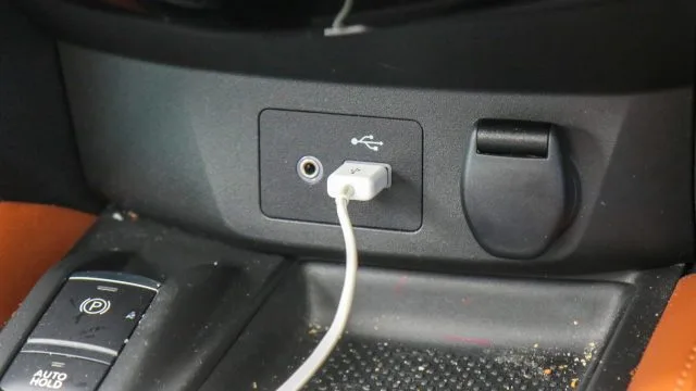 Основа центральной стойки Nissan Rogue имеет один USB-разъем, дополнительный разъем и 12-вольтовый разъем.