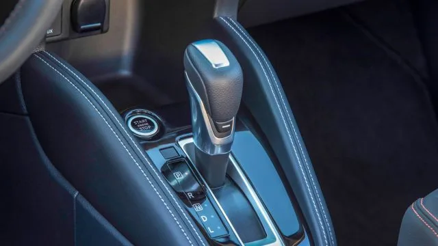 Оскільки це Nissan, він використовує CVT або безперервно мінливу передачу, щоб відповідати крутному моменту (потужності) до потрібної кількості прискорення. Nissan CVT стають кращими з кожним роком. Деякі рецензенти стикаються; насправді він чудово працює в кік.