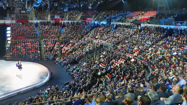 2016: в последнем сезоне пресс-конференция Ford заполняет один конец Joe Louis Arena (хоккейный дом Red Wings). Джо связан с Кобо Холлом. Крылья переехали на новую арену в 2017 году, недалеко от Форд Филд (Lions football) и Comerica Park (бейсбол Tigers), что является частью возрождения Детройта в центре города.