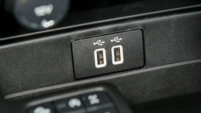Попереду, два USB роз'єми, обидві м'яко підсвічуються вночі, щоб полегшити вставку вилки.