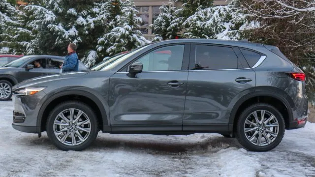 Полноприводная система Mazda i-Active - одна из лучших в своем классе, ее обновление составляет 1400 долларов. В это время года она тоже хочет зимнюю резину.