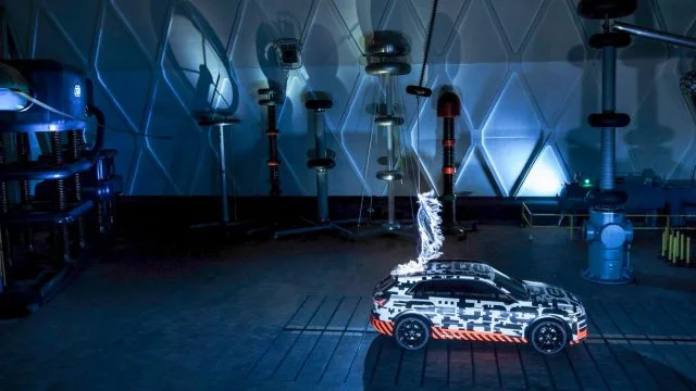 Прототип Audi e-tron в клетке Фарадея в Siemens Schaltwerk Berlin.