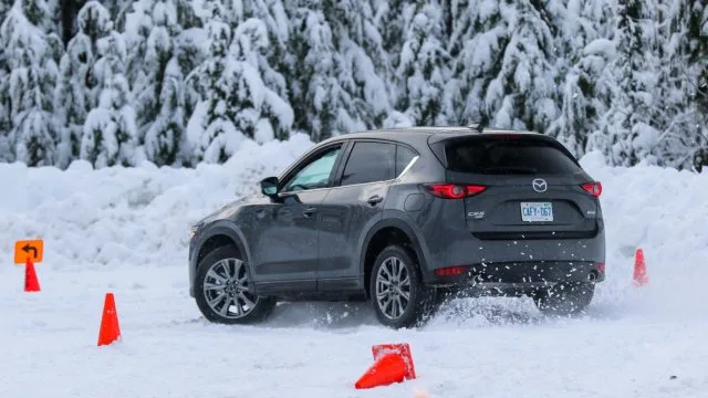 CX-5 переходит на скорости от снежного слалома к стремительному повороту. Сбитый конус был не наш