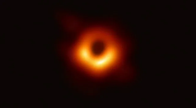 Сверхмассивная черная дыра M87, изображенная в начале этого года.