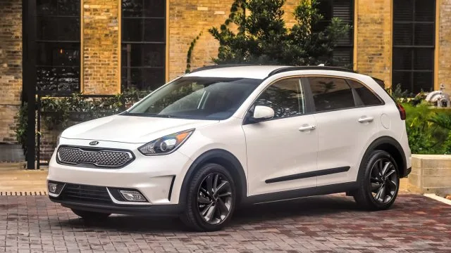 Гибкий гибридный модуль Kia Niro прост в настройке. Так же, как Honda, там мало пакетов. Более высокие линии отделки имеют больше возможностей.