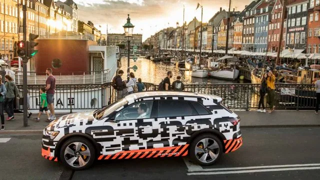Прототип Audi e-tron в «камуфляже» на улицах Копенгагена в этом месяце.