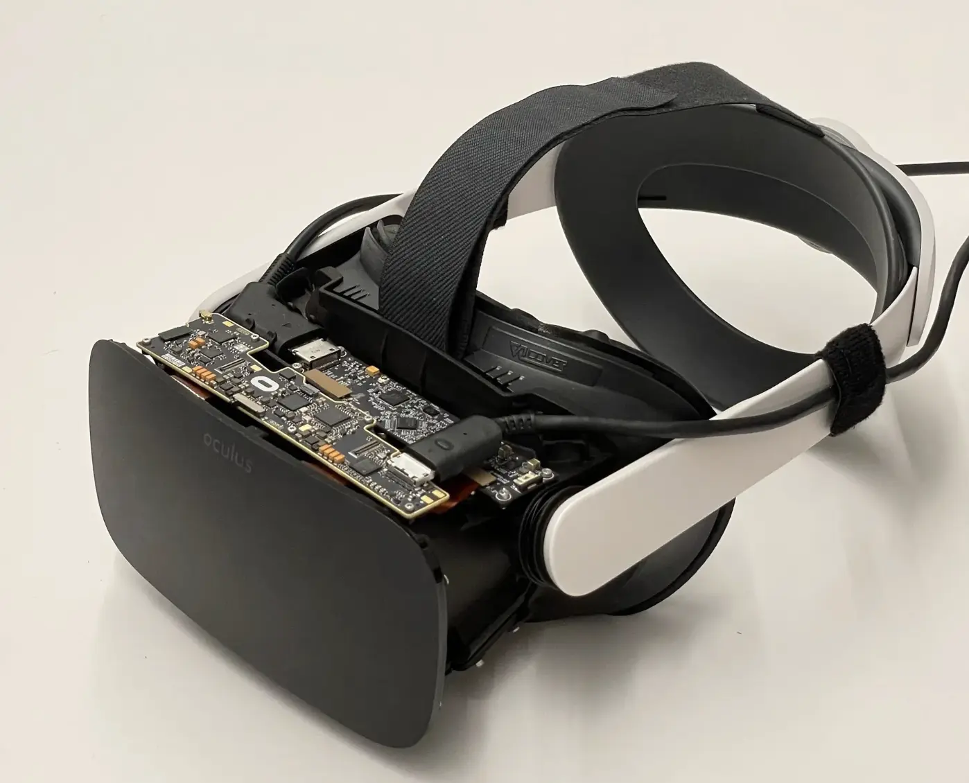 Meta демонструє майбутнє VR з прототиповими гарнітурами