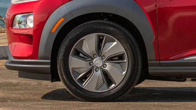 The Kona EV has aerodynamic alloy wheels and energy efficient tires. The rubber is very low profile — 245/45R19. When sales expand in the Northeast with winter weather and underfunded roadway infrastructure, consider buying the wheel/tire hazard insurance.