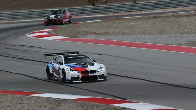 Гонщик BMW M8 GTE делит трассу в BMW Performance Center West с Mini (кратко). Пара М8 оспаривает серию шоссейных гонок IMSA. Оба завершили топ-10 в 24 часа Дейтона в прошлом месяце в том, что было по сути круизом на 773 круга. Чтобы побороться за подиум, BMW приходится договариваться о правилах, определяющих максимальную производительность каждого автомобиля.
