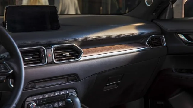Отделка из матового дерева на Signature: это часть классического внешнего вида Mazda, и она не отражает солнечный свет в ваших глазах.