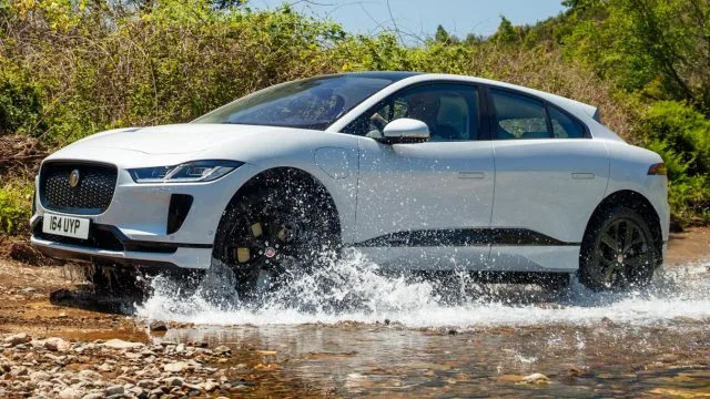 Jaguar I-Пейс є електричним спортивним автомобілем позашляховик, який не вимагає асфальтованих доріг.