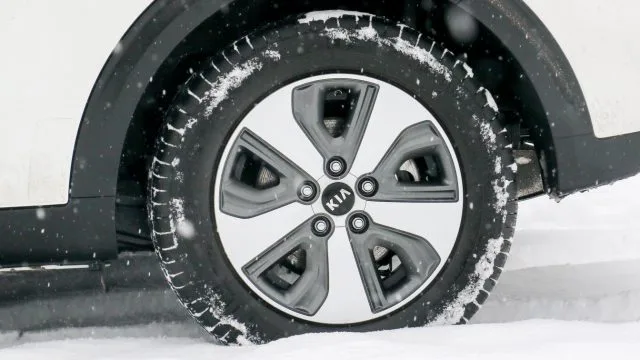Kia придерживается разумных размеров шин. Шины 205 / 60R16 на 16-дюймовых сплавах имеют меньше шансов пострадать от повреждения выбоины, чем у колес конкурентов 50-й серии.