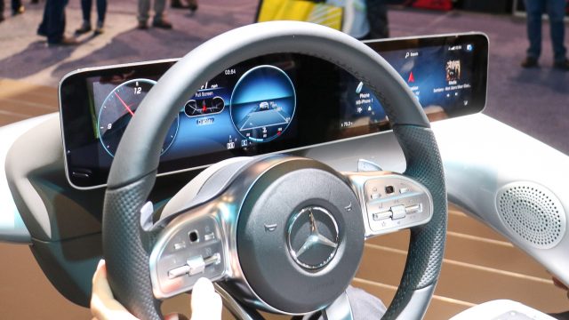 MBUX, Mercedes-Benz User Experience, является приборной панелью будущего: два 12-дюймовых ЖК-дисплея. Управление рулевым колесом позволяет прокручивать влево или вправо, вверх или вниз или в меню. Колесо управления COMAND исчезло, но большой тачпад остается для «устаревшего». (читайте: старые), а прикосновение - к тысячелетию. MBUX дебютирует на небольшом A-классе (но не в США, американцы слишком пухлые, чтобы соответствовать), а в 2019 году на Benz Benz. Там также голос, но (в отличие от BMW) никаких жестов.