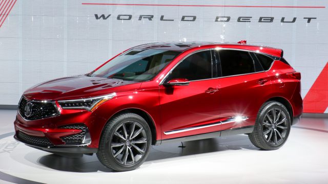 Компактный SUV третьего поколения 2019 Acura RDX возвращается в четырехцилиндровые турбины, теперь с 10-ступенчатой ​​автоматической коробкой передач. Крутящий момент с надписью Super-Handling All Wheel Drive (SH-AWD) вернулся. Дисплей с центральным стеклом размером 10,2 дюйма управляется интерфейсом True Touchpad, что означает, что верхний левый угол сенсорной панели отображается точно в том же месте на дисплее. AcuraWatch поставляется в стандартной комплектации и включает слепое обнаружение, камеры объемного обзора, датчики парковки и телематику 4G. RDX имеет потенциал быть лучшим в своем классе, когда он отправляется весной.