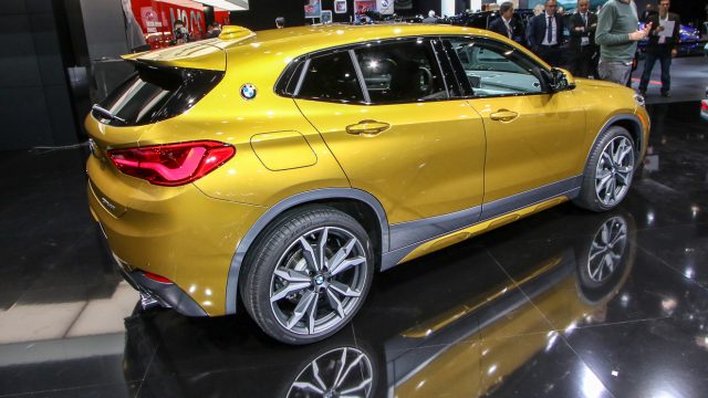 BMW X2 - самый красивый внедорожник в линейке BMW. Кроме того, самое запутанное. На 172 дюймах он на 3 дюйма короче, чем X1 и 2500 долларов дороже, чем это удобно. X2 играет для городских жителей с ограниченными возможностями парковки. В отличие от четного числа X4 и X6, нет наклонной крыши с пространственным разделением. Цены начинаются от 38 000 долларов США и превышают 52 000 долларов США, включая 1000 долларов за функции поддержки водителя, которые вы получаете бесплатно в большинстве каждой Honda или Toyota. X1, X2 и Mini имеют одинаковую архитектуру ядра переднего диска.