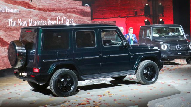 2019 Mercedes-Benz G-Class, также известный как Geländewagen, выглядит практически так же, как оригинал 1979 G-wagen: квадратный и высокий. Он был усилен и модернизирован; MB говорит, что только три части переносятся с 2018 года. Езда и производительность могут быть адаптированы для экономичного вождения (на транспортном средстве на 13 миль на галлон), комфорта, спорта или внедорожника (так называемый G-Mode). Цена составляет от 120 000 до 225 000 долларов США, гарантируя, что она остается обязательной среди богатых / знаменитых, а также исследователей. Это владелец G-wagen Арнольд Шварценеггер на фотографии.