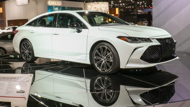 Toyota Avalon и Avalon Hybrid 2019 года станут первой компанией Toyotas, которая получит Apple CarPlay, хотя Android Auto не предлагается. Верхние отделочные линии предлагают адаптивную подвеску и 10-дюймовый головной дисплей. Новый Avalon также является первой Toyota с возможностью подключения через интеллектуальные часы и Amazon Alexa. При длине 196 дюймов он всего на 3-4 дюйма длиннее Camry. Но с богатой отделкой кабины, это больше среднего Lexus с маркировкой Toyota. Он продается поздней весной.