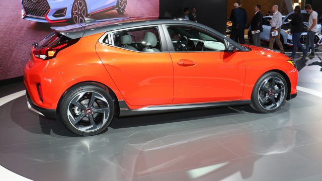 2019 Hyundai Veloster добавляет серьезные характеристики: от 145 л.с. в базовом автомобиле до 201 л.с. в сладостном Veloster Turbo до 275 л.с. в Veloster N. Все Velosters будут предлагать семиступенчатую коробку передач с двойным сцеплением (или шестиступенчатую коробку передач) ручной) и крутящий момент с использованием торможения внутри колеса. Он доступен весной. Veloster в Детройте и топливном баке Nexo на выставке CES показывают прогресс Hyundai. Но покупатели действительно хотят увидеть новые внедорожники: текущий Санта-Фе относится к 2013 году.