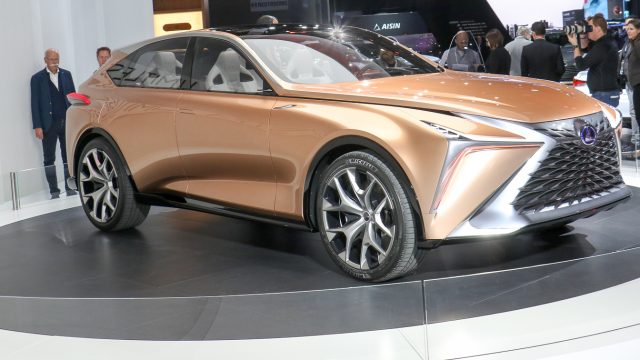 Lexus LF-1 Безлимитный концепт-кар - это гладкий кроссовер, который подсказывает, как Lexus видит премиальные внедорожники, когда они обгоняют седаны. LF-1 имеет режим шофера, где водитель отдает большую часть работы. Навигационная система использует привычки и историю, чтобы предвидеть, куда водитель хочет идти. Концепции становятся все выше и меньше swoopy, поскольку они близки к производству, но LF-1 предполагает, что Lexus будет торговать с грузовой комнатой для внешнего вида. Это Daimler председатель Дитер Zetsche в проверке LF-1.