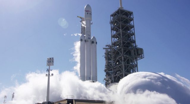 Тест SpaceX запускает Falcon Heavy Rocket