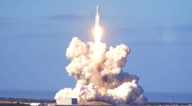 SpaceX успішно запускає важку ракету Сокола, відправляє автомобіль у космос [Оновлення]