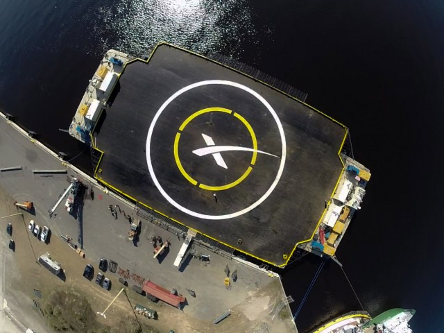 Космический космический корабль SpaceX, для приземления океанских ракет.