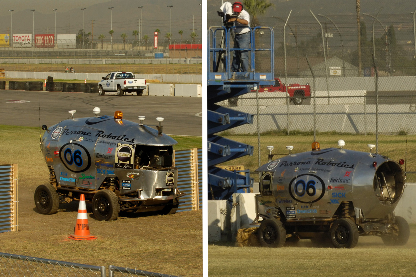 Тестер Perrone Robotics '2005 DARPA Grand Challenge, «Томми», серебристая, яйцевидная автономная дюнная багги, использующая платформу MAX и построенная всего за 60 000 долларов. Слева, Томми договаривается о узких воротах. Прямо, на мгновение глухой, тупой и слепой Томми бежит по бетонной баррикаде. (Кредит: Дэвид Кардинал / Кардинал Фото)