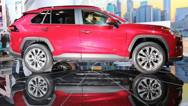 Toyota RAV4 п'ятого покоління 2019 року виглядає більш спортивним назовні і гарніше всередині. Рядок 7- або 8-дюймовий центральний РК-дисплей розміщується на вершині дефекту, завдяки чому з'являються Apple CarPlay, Amazon Alexa та точка доступу Wi-Fi. Там є версію 2.0 серії Toyota Safety Sense, плюс передній або повний привід (з гібридним приходом). В продаж в кінці 2018 року. Toyota RAV4 четвертої покоління став найбезкоштовнішим позашляховиком у США у 2017 році: 407,594 продажі.