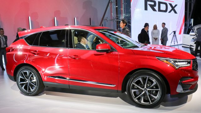 Третя генерація, 2019 Acura RDX, повертається до коріння першого покоління з 272-сильним двигуном турбо-чотири, замінюючи 279-сильний V6. 10,5-дюймовий сенсорний дисплей контролюється інтерфейсом True Touchpad; немає контрольного колеса. Повторна передача крутного моменту повертається векторами. Новий RDX має довжину 187 дюймів (3 дюйми) і є простішим всередині. Модель A-spec приходить для ентузіастів. Аудіосистема Premium ELS включає чотири стельові динаміки.