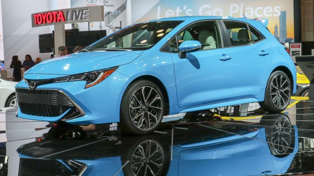 2019 Toyota Corolla хетчбек прибуде цього літа, замінивши Corolla iM (nee Scion iM). Це дає Toyota ще один маленький кросовер-іш транспортного засобу, ймовірно, $ 4000 менше, ніж Toyota C-HR. Це перший з Toyota Safety Sense 2.0: адаптивний круїз-контроль, провулок продовжує надавати допомогу в дорожньому русі, систему попереднього зіткнення, виявлення пішоходів та читачеві дорожніх знаків. Ціни почнуться під ціною $ 20K.